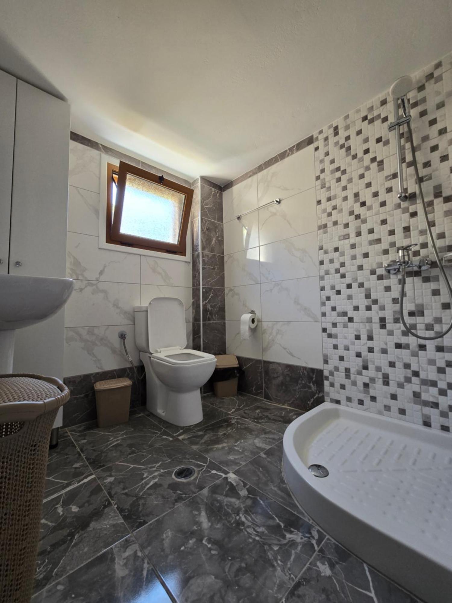 Lovely 1-bedroom Unit With Free Parking On Premises Apartment